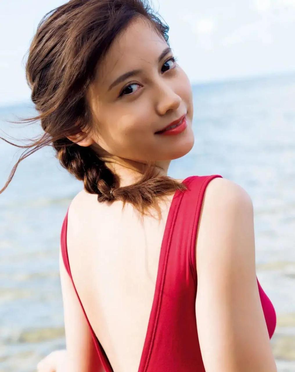 95后的桃月梨子拥有e杯美胸和娇美颜值,在牛奶般的雪白肌肤衬托下,总