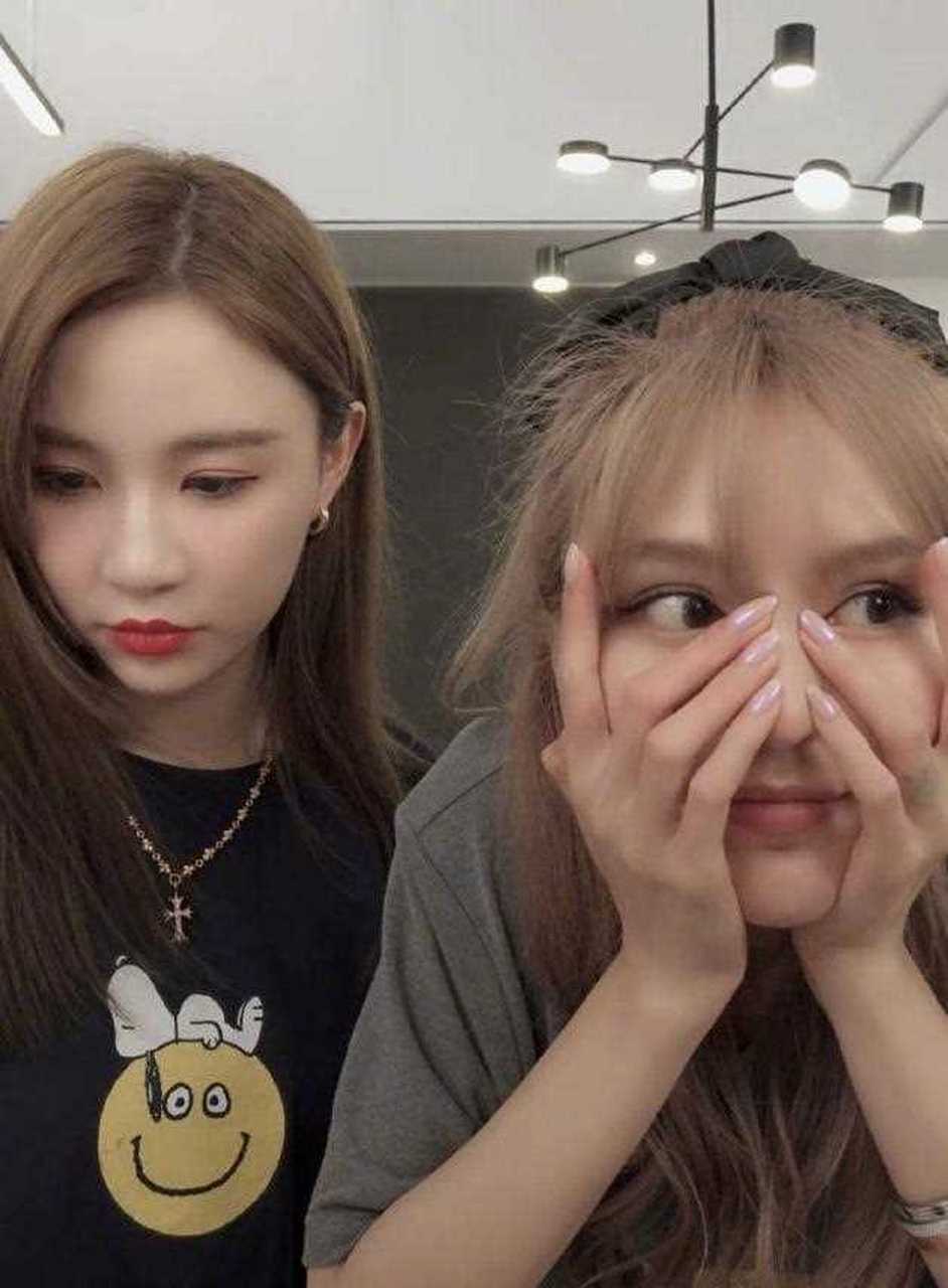 前段时间,周扬青空降雪梨直播间带货,被发现手上纹身变淡,不少网友