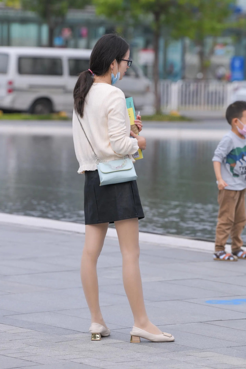 街拍美女# #街拍养眼美女# 肉丝补课老师