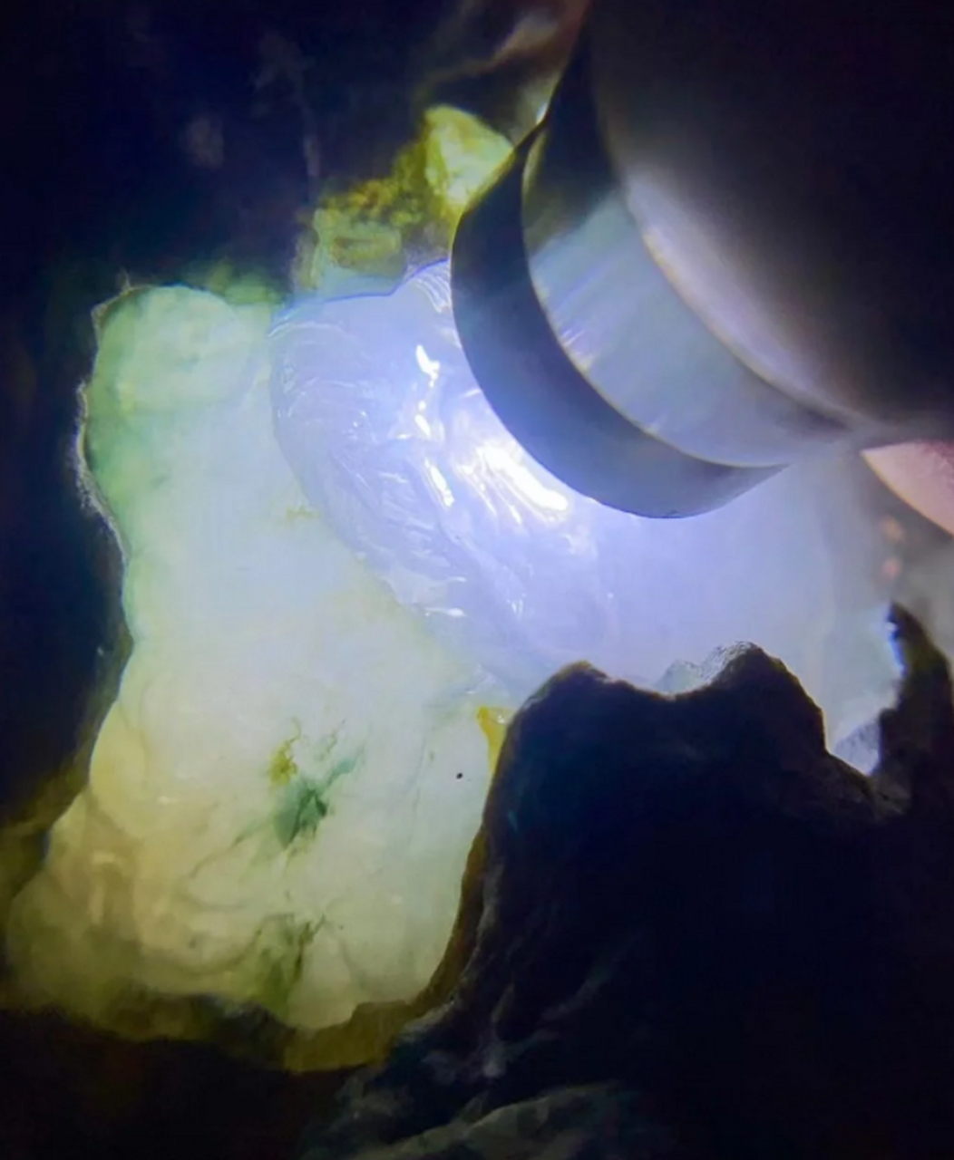 46公斤,莫西沙冰种开窗手镯料,起白雾,压灯水头爆透,荧光冰感十足