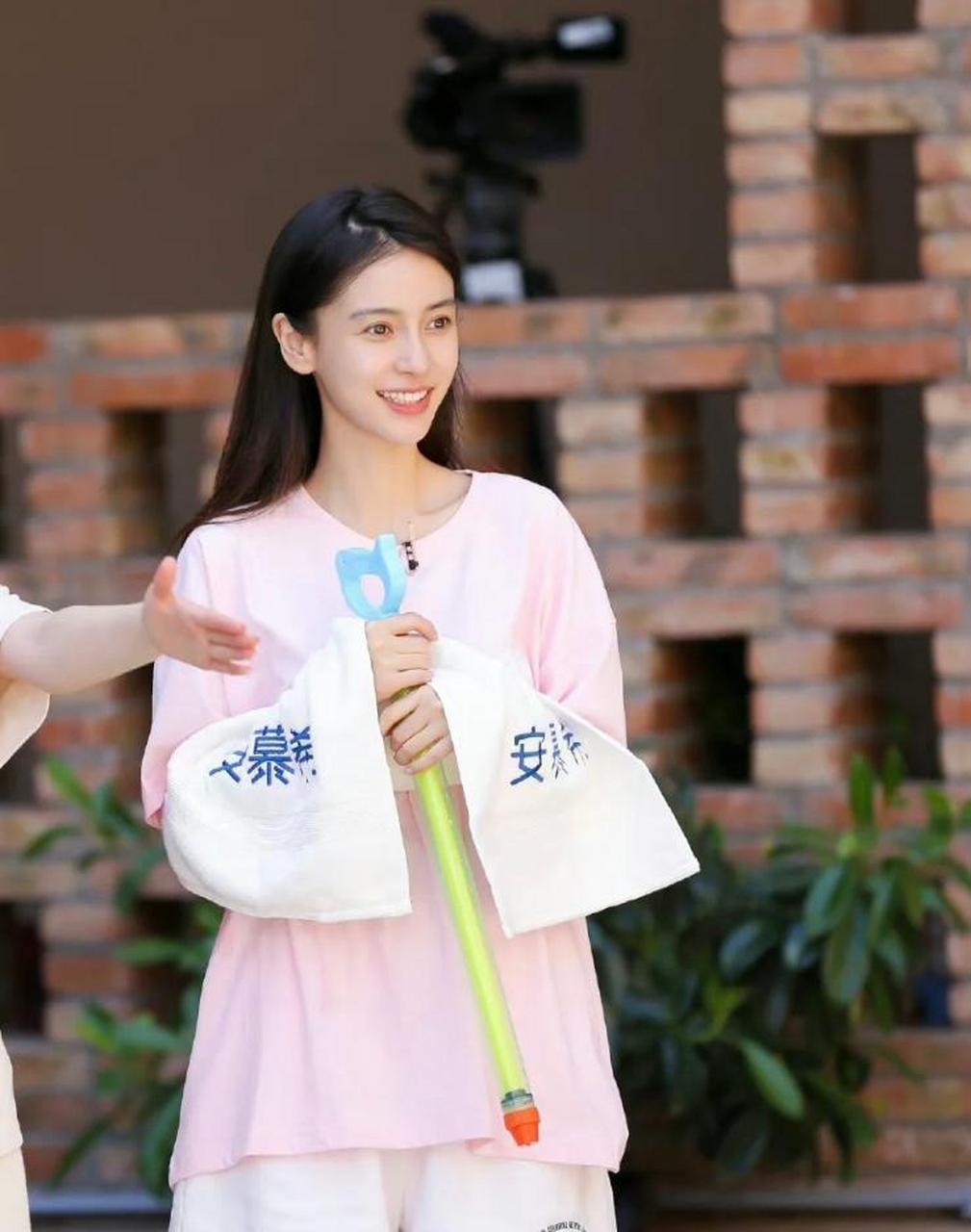 angelababy素颜妆比浓妆艳抹好看多了,还是喜欢她清纯乖乖女的样子