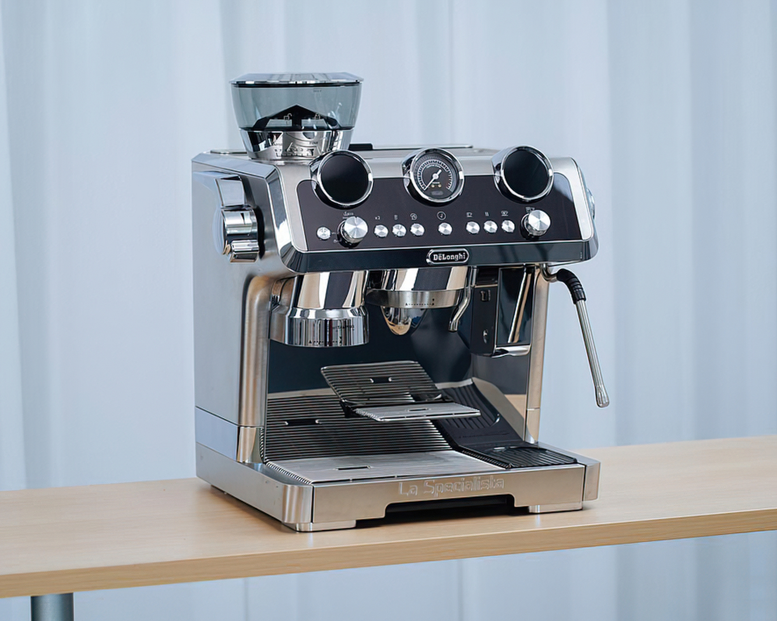 这台咖啡机的工业风外观,金属材质加上复古感的设计,惊艳的外观就像