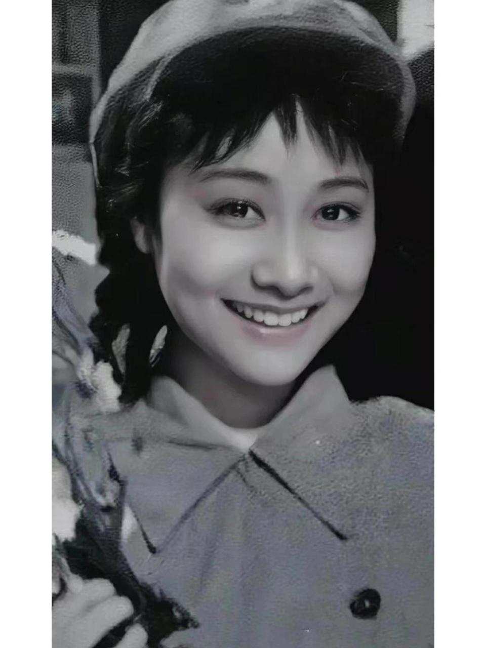 照片拍摄于20世纪80年代,少女脸上带着明媚的微笑,显得格外迷人.