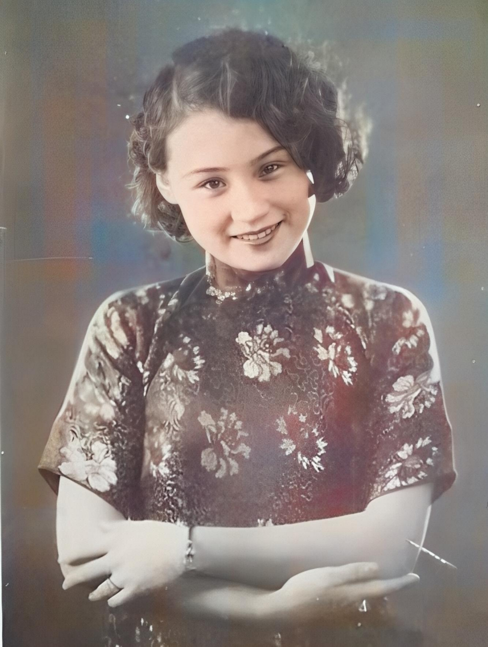 1937年,电影明星陈燕燕拜访了闺蜜和童月娟.