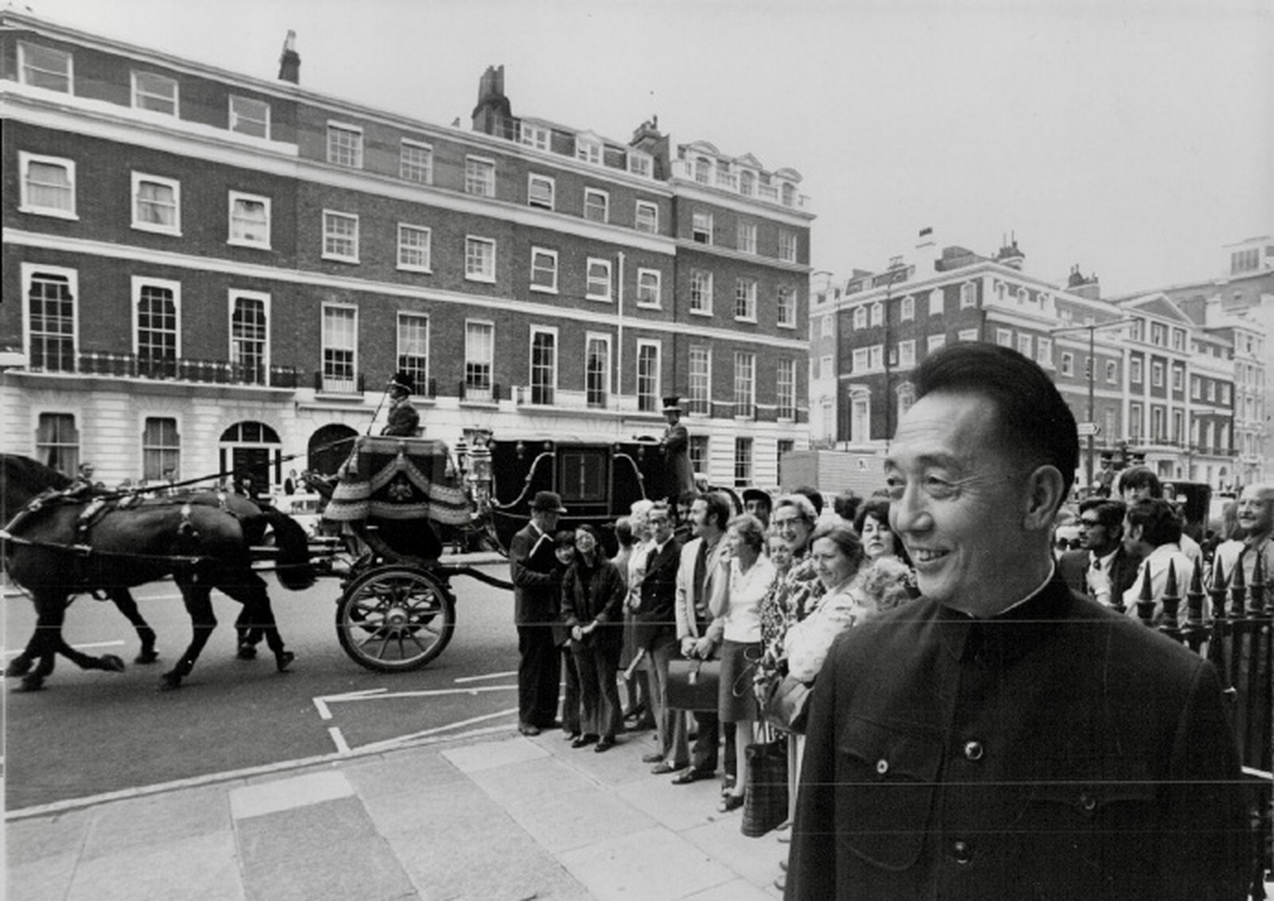 1972年,中国驻英大使宋之光身着中山装在白金汉前