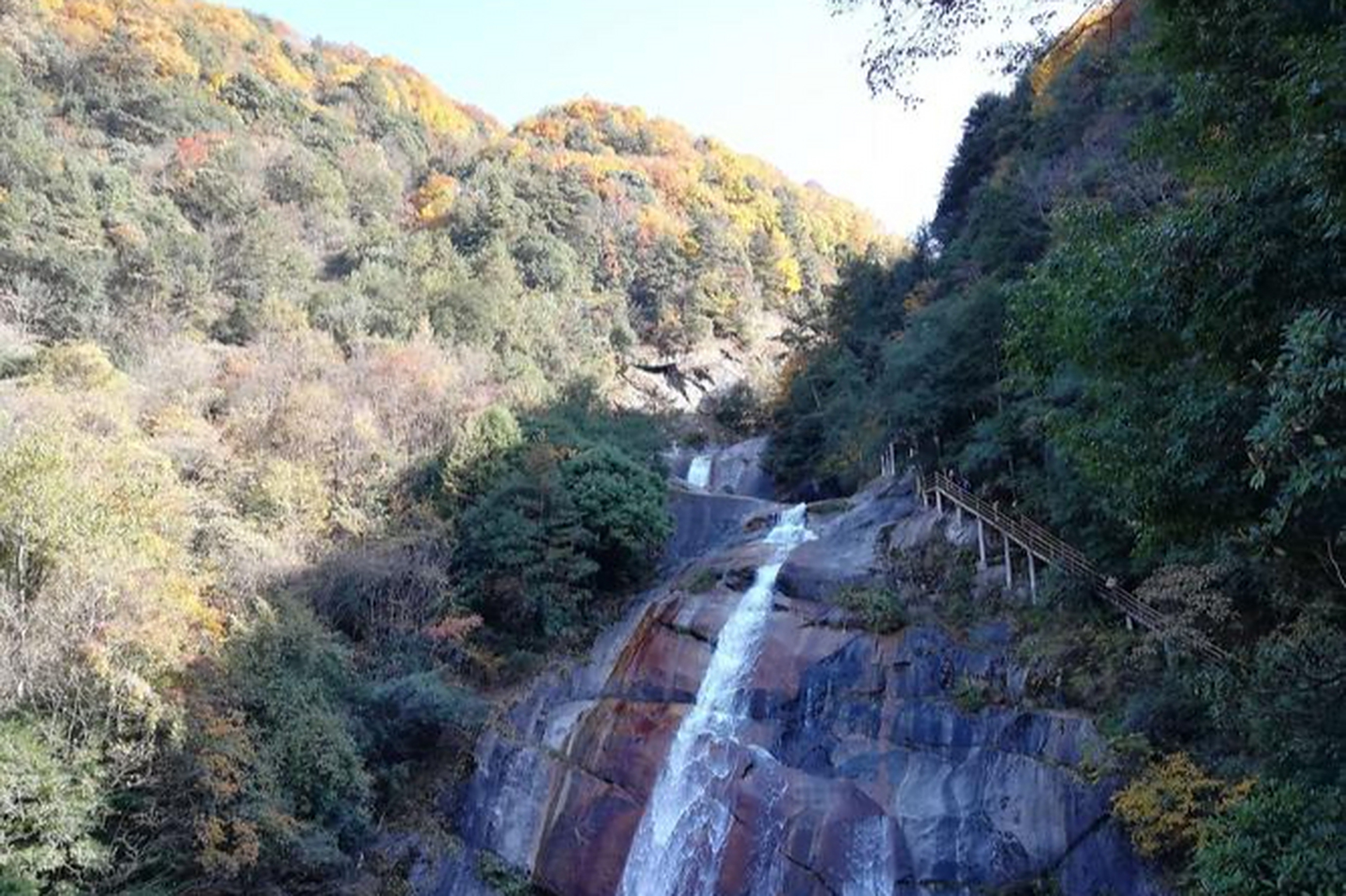 光雾山位于巴中市南江县桃园镇,是一个拥有桃园,大坝,大坝口三个景区