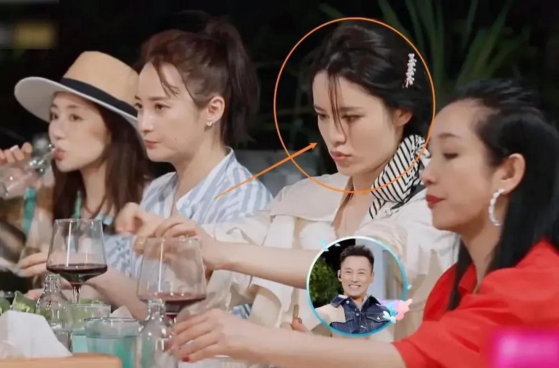 刘涛要求张馨月给每个妻子剥皮皮虾,原因张馨月说自己会剥,说来教她们