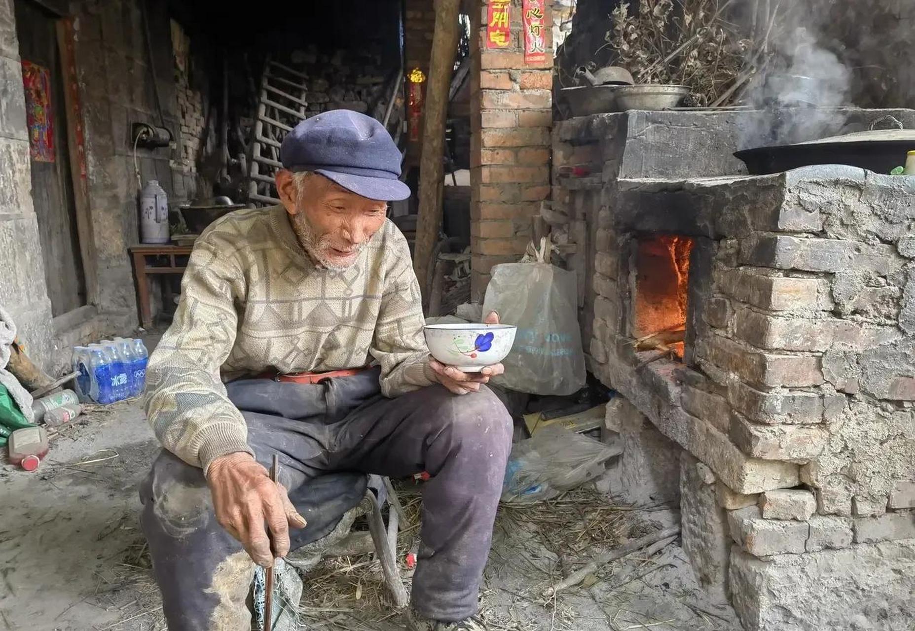 百家号星火计划# 这个老人衣衫褴褛,孤苦伶仃,看似无依无靠,晚年冷冷