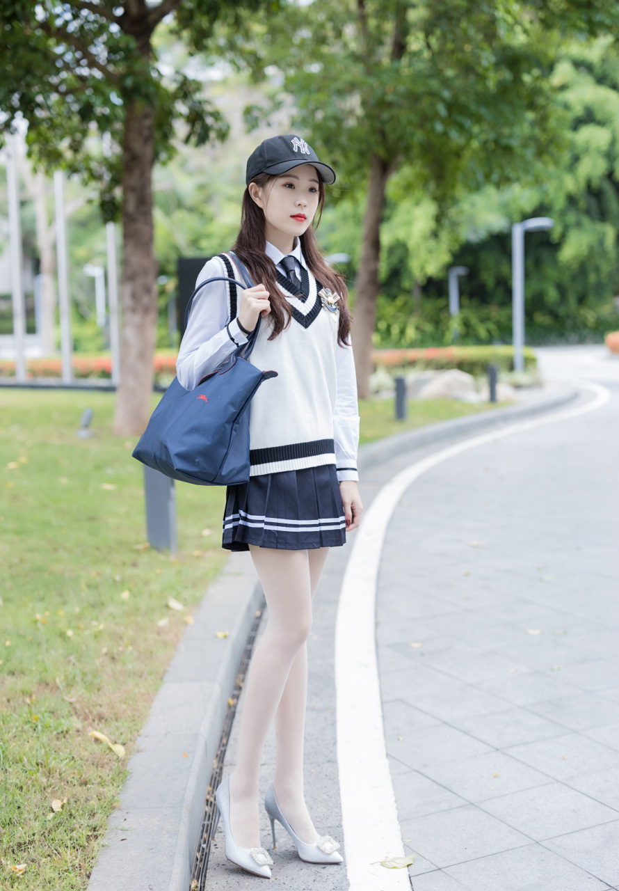 学院风校服套装搭配性感白丝,修长的美腿,样貌甜美让人赏心悦目#美女