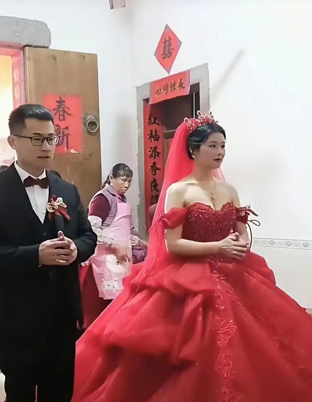 漂亮是挺漂亮.但是在农村一定会被别人戳脊梁骨的