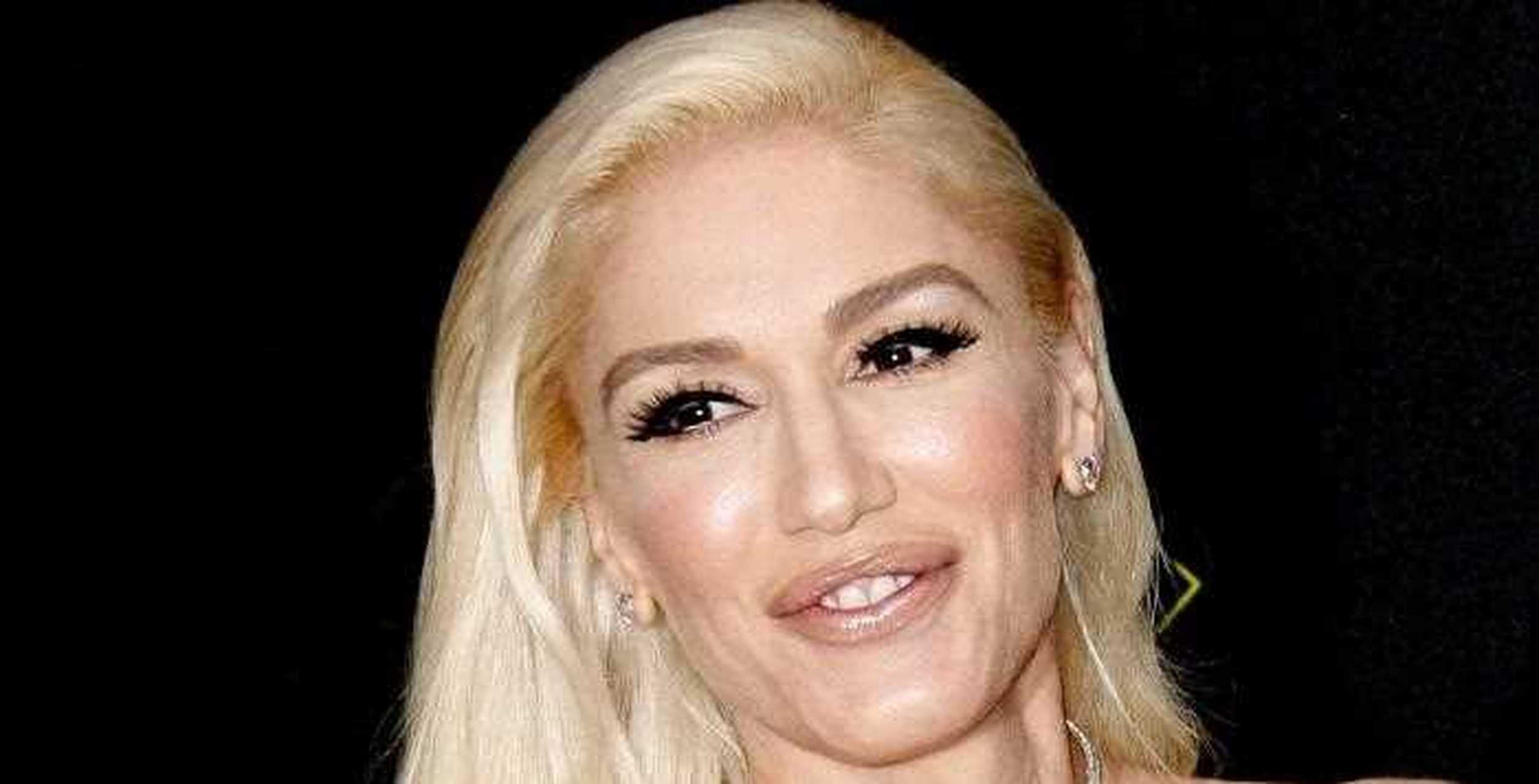 格温·史蒂芬妮 (gwen stefani) 身着绑带衬衫,荷叶边裙裤和闪亮及膝