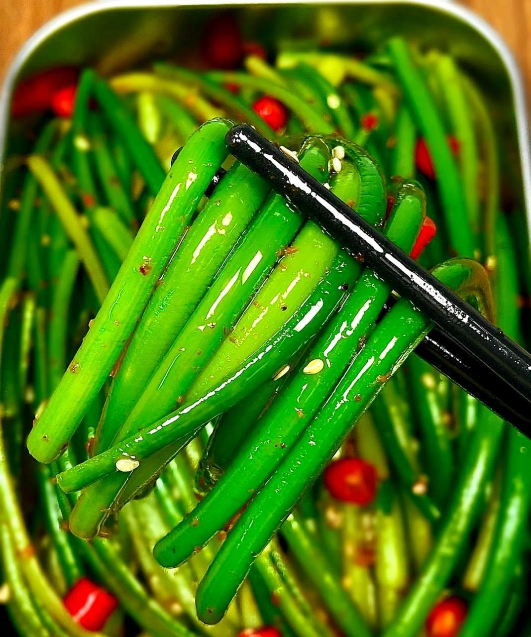 这道酸辣爽口的凉拌蒜苔丝真的非常好吃!