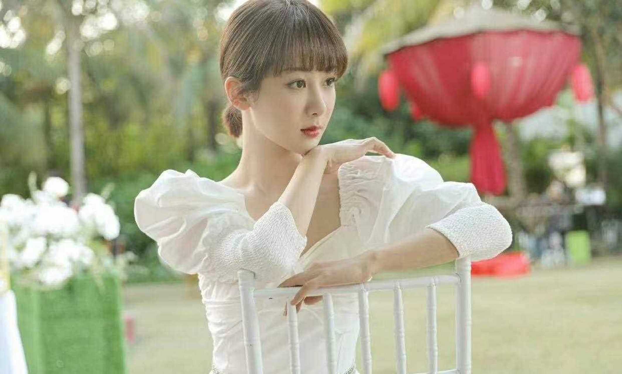杨紫仿佛是永远长不大的小姑娘,一袭米白色泡泡裙美的不像话,减龄齐