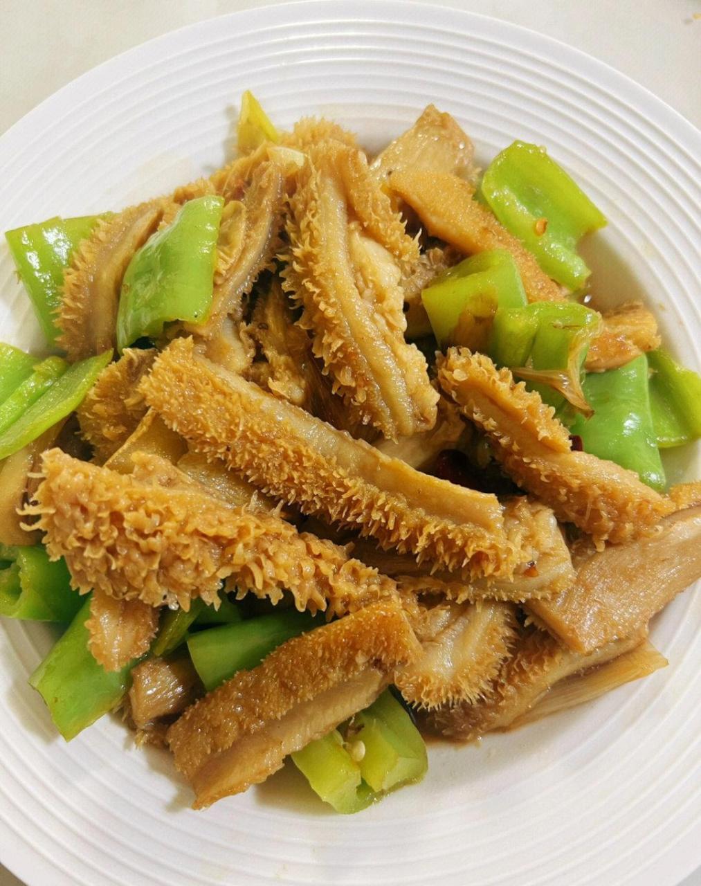 食材:牛肚,青椒,葱姜,花椒八角干辣椒 调料:盐,生抽,鸡精,料酒 做法