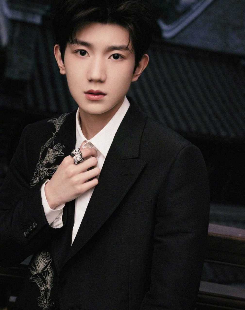 王源黑色印花西装: 王源品牌活动造型,一身黑色印花西装造型绅士优雅