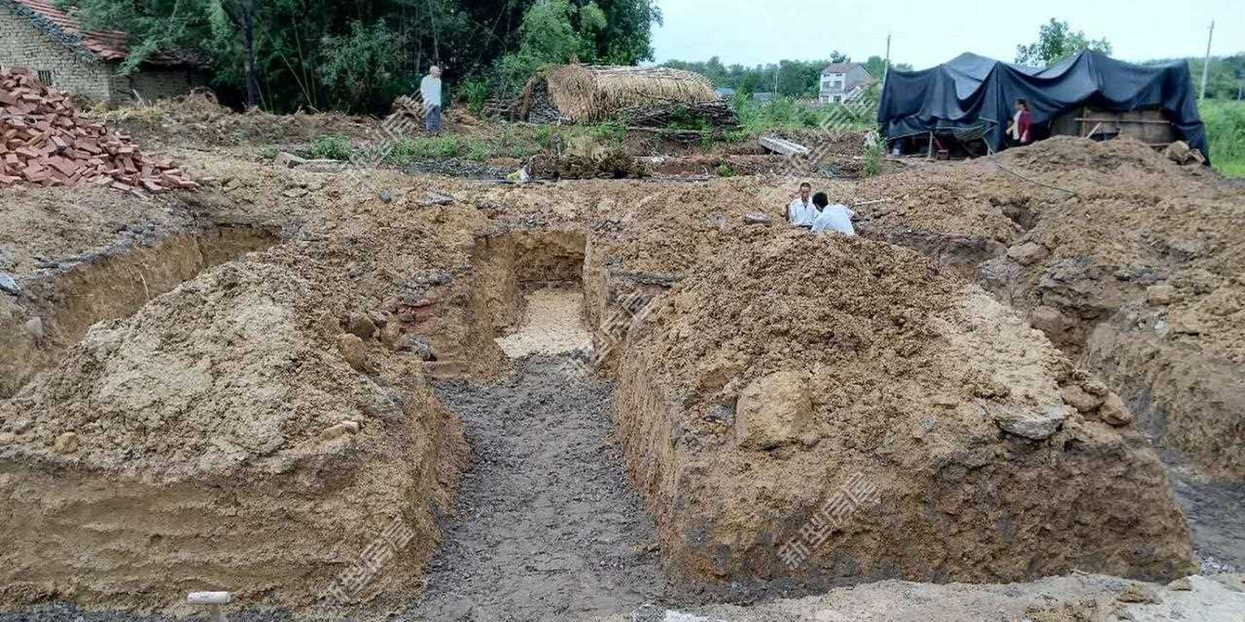 湖北熊先生为了给农村90岁的爷爷建房养老,花45万建两层楼房,主体造价