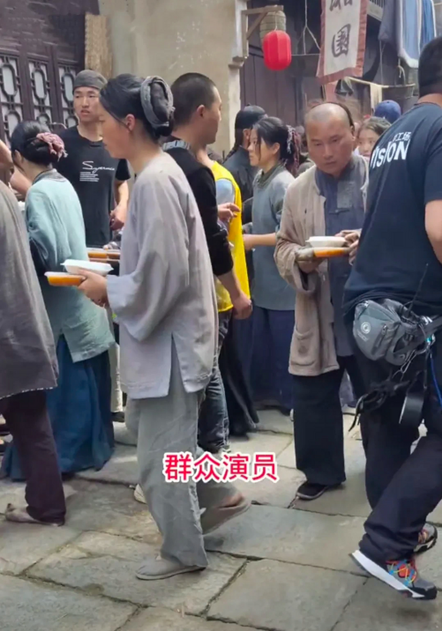 横店影视城群众演员生存现状,两百元一天包吃,不用干活,也不用你说话
