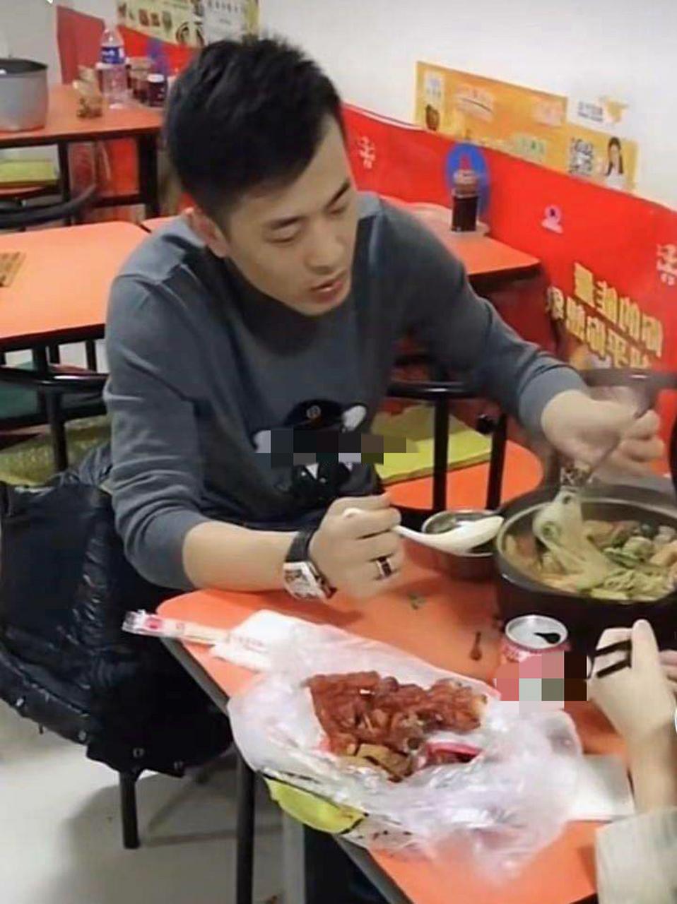 【辛巴"假燕窝"风波后罕露面,戴百万名表吃地摊,仍被群嘲演技差】  12