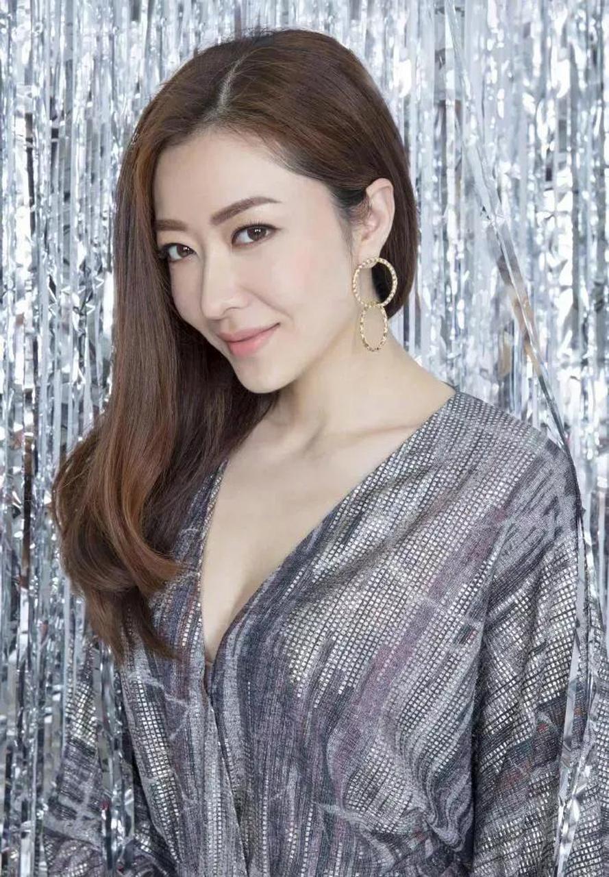 百家号星火计划# 2月7日,熊黛林在某社交平台晒出两张修长美照,但配
