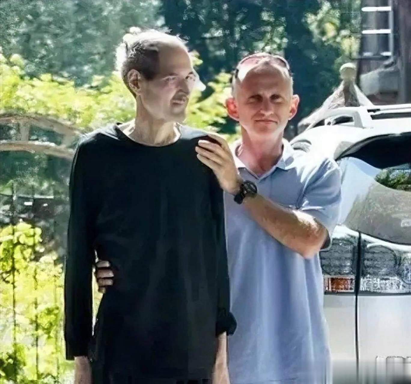 2011年8月,乔布斯生前,留下的最后一张照片,镜头中他在朋友的搀扶下