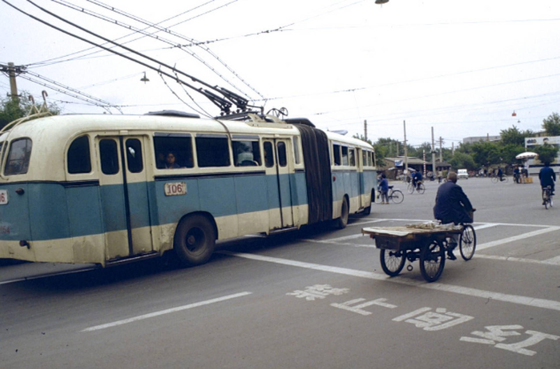 1988年,北京的106路无轨电车.您曾经乘坐过这路公交车吗?