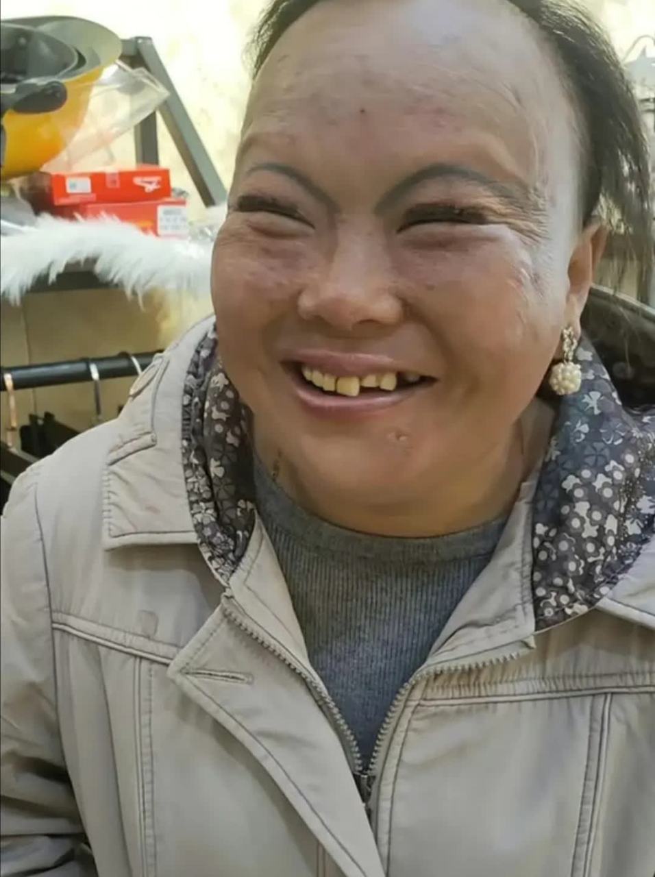 看到阿姨的眉毛,我就不想立刻去纹眉了! [大笑][大笑]#搞笑