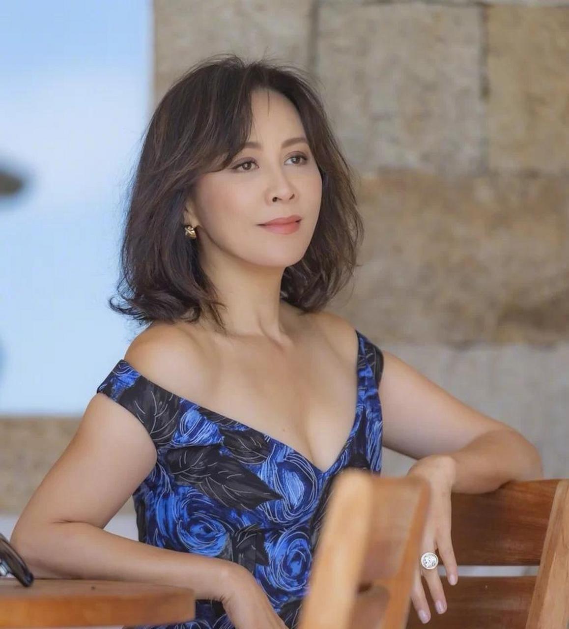 刘嘉玲这组照片好奇怪啊,脸蛋看上去很老气,但是衣服却显得很年轻.