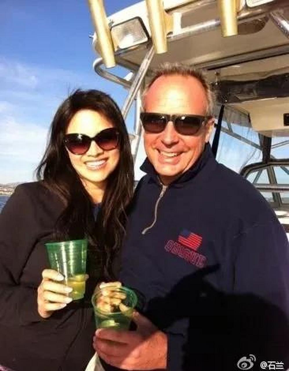 一屋子就她老公是外国人,大家相处的很融洽,石兰老公还是里面最帅的