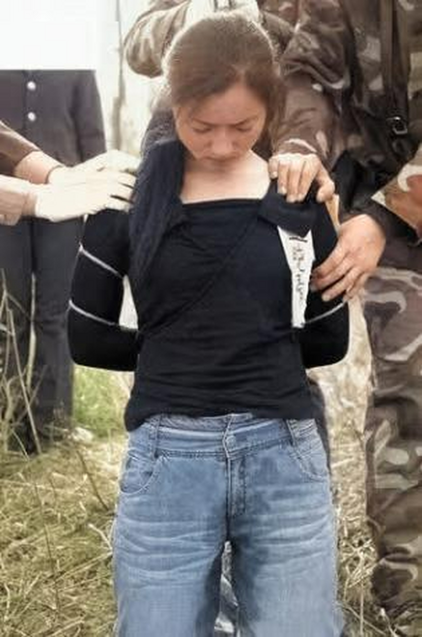上世纪90年代,90后的毒枭美女 毒枭被带去执行死刑.