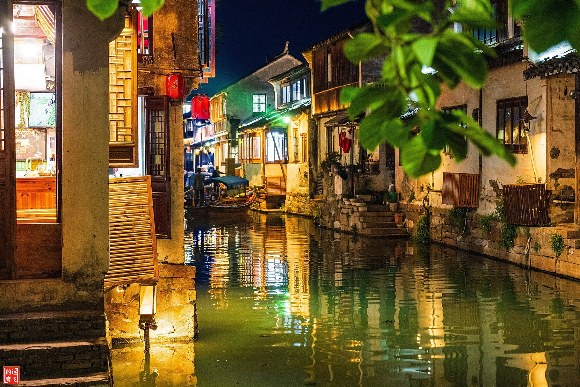 城东南,昆山的西南处,有"中国第一水乡"的美誉,是江南六大古镇之一