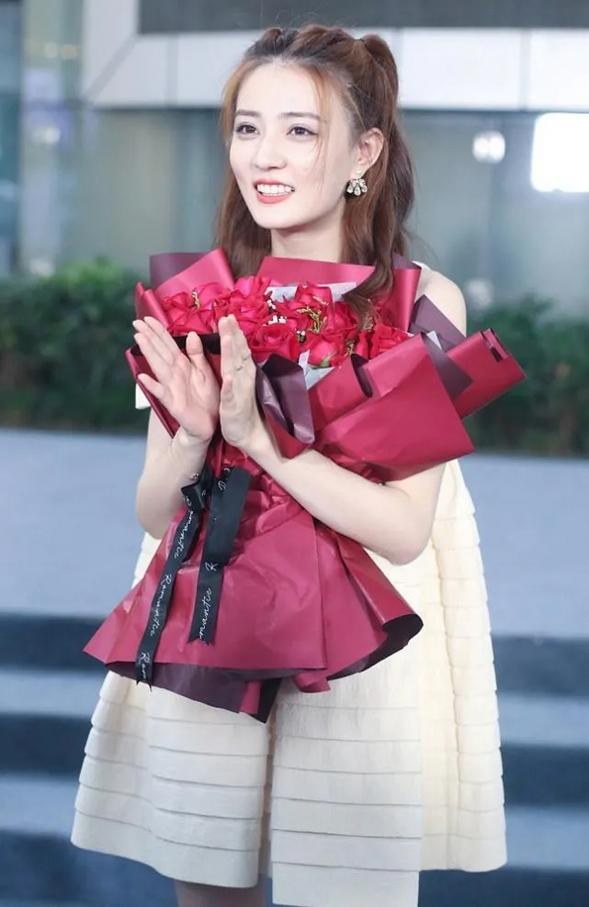 徐璐真适合双马尾 也太可爱了吧 看不出已经奔三了 如果那个人还在 她