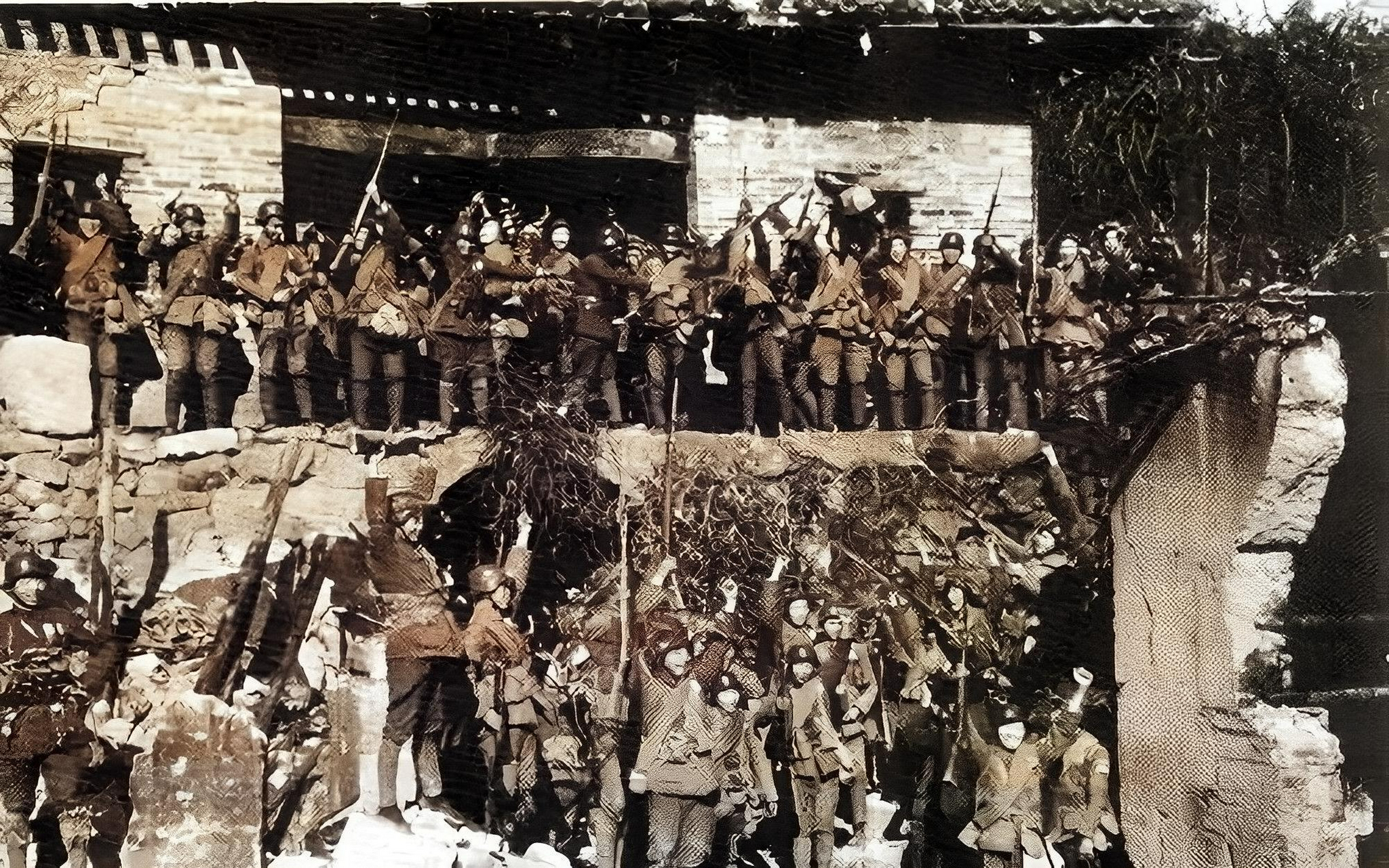 1944年,老照片中的三桂军士兵,身穿军装,手持钢枪,杀气腾腾,抗战时期