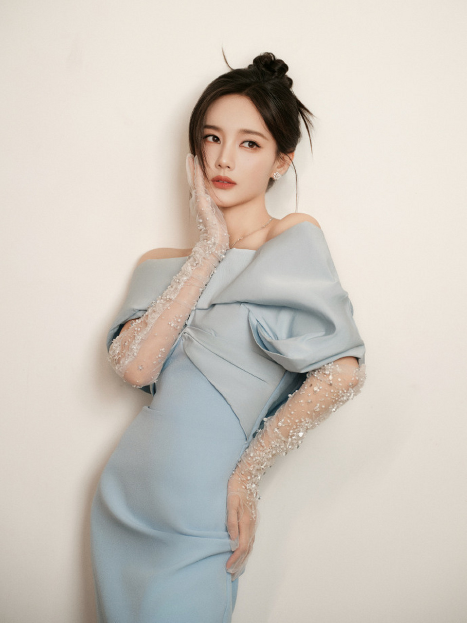 李一桐 身穿蓝色紧身一字肩礼服,银线手套,精致又活泼