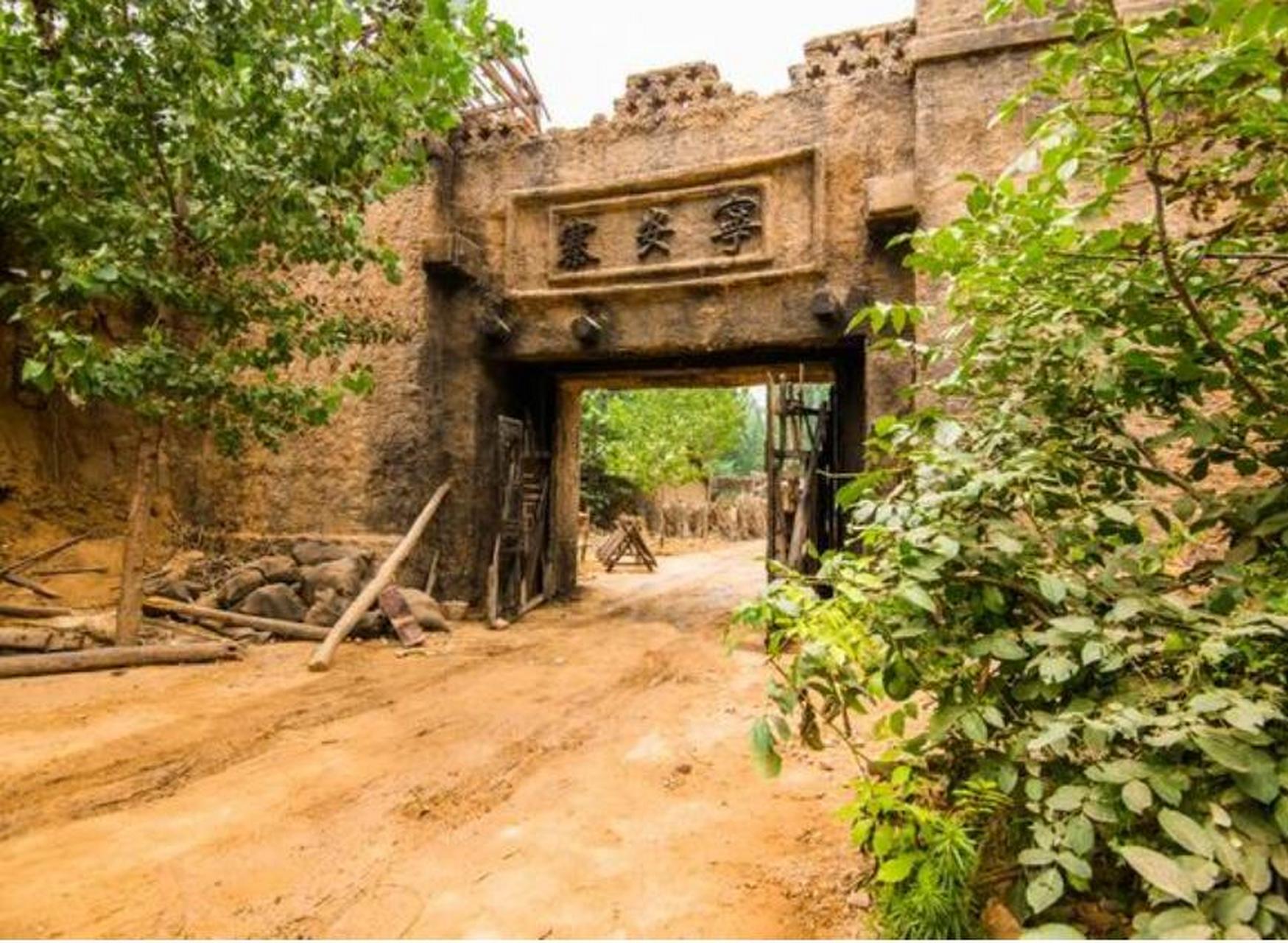 中原影视城,位于河南省郑州市,是一座集影视拍摄,制作,文化旅游,休闲