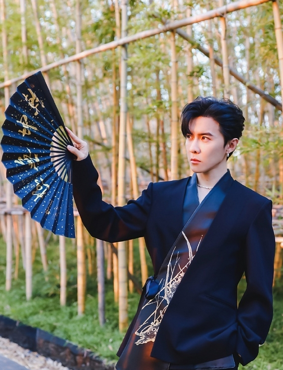 唐禹哲身着刺绣黑金西装走秀,展现国风造型,贵气十足.