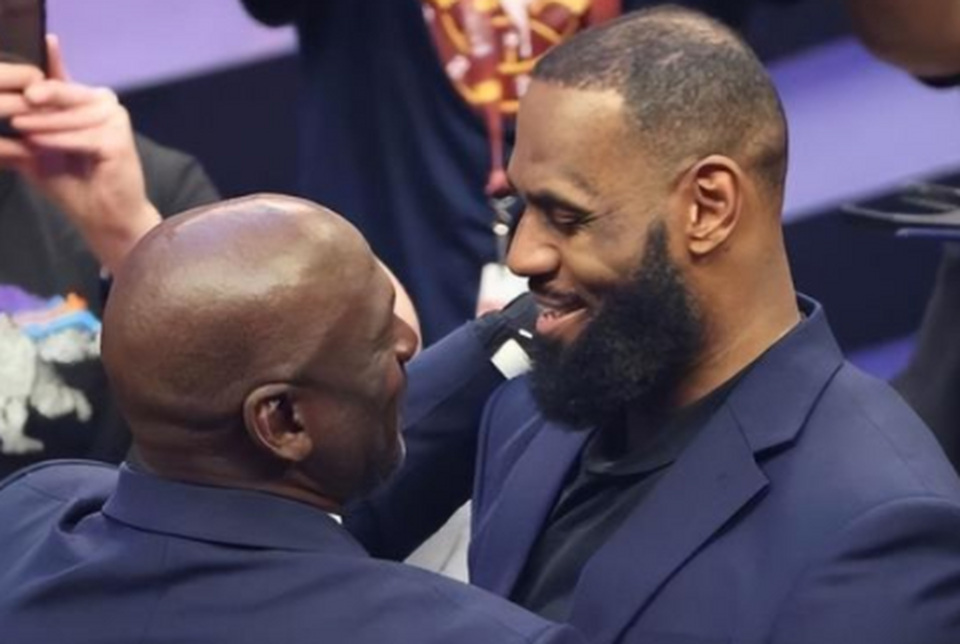 世界体坛首富:身价远超过詹姆斯,梅威瑟,收入比2个c罗还要多  柳先说