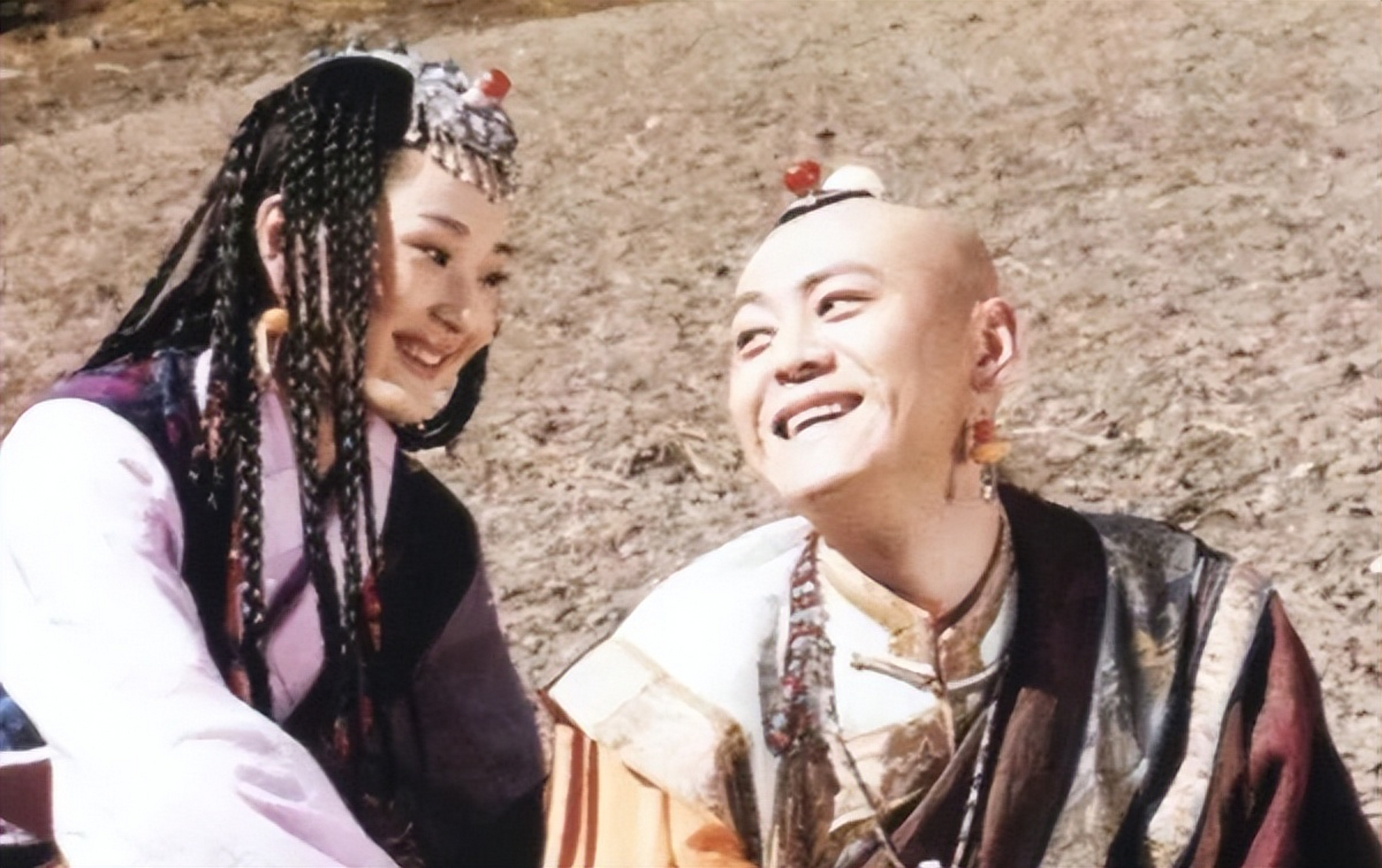 阿来在《尘埃落定》中写到:"以一个傻子的眼光来看,这个世界也不是