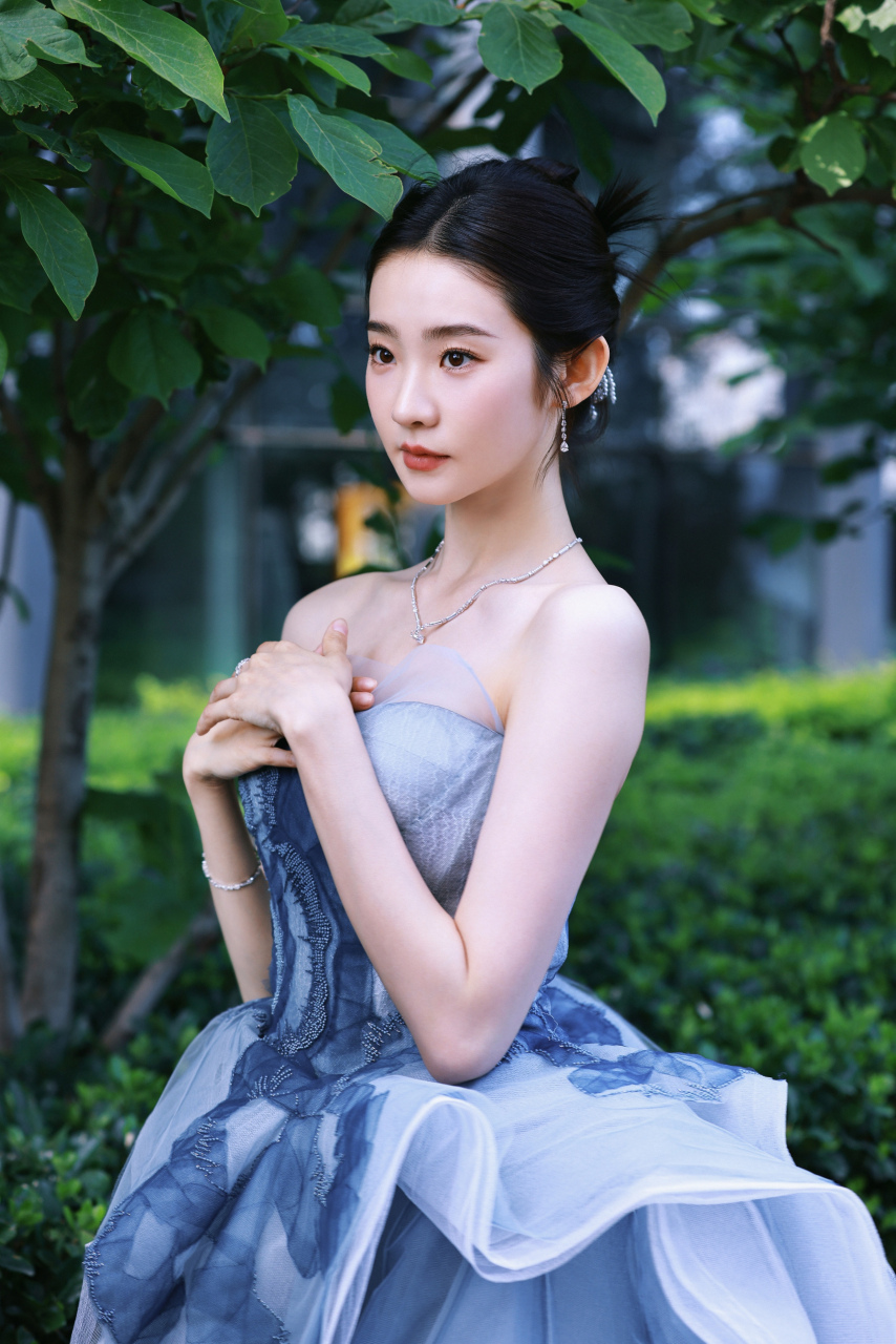 张艺凡 怡然自在,描绘不凡诗意, 张艺凡蓝色抹胸长裙造型, 肩颈线条