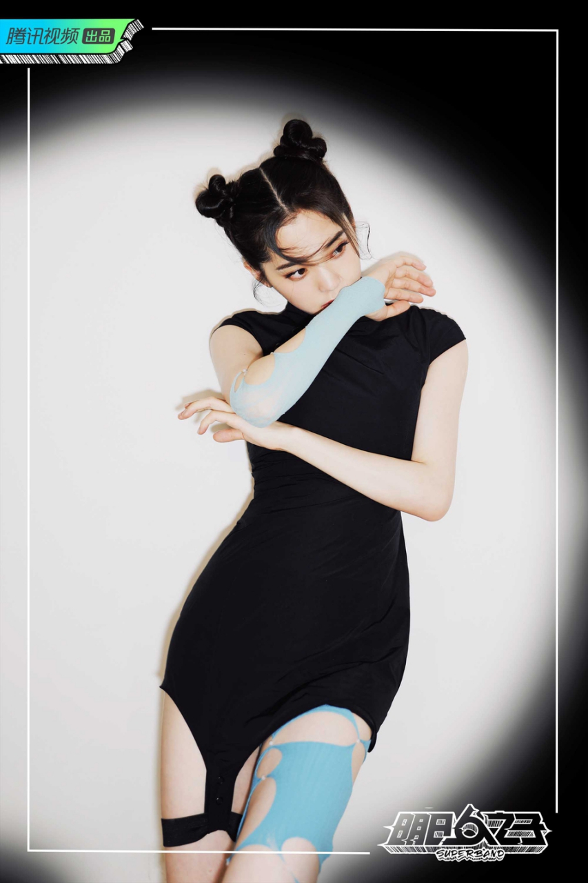 春丽"造型惊艳到了,黑色修身旗袍大秀曼妙身材,双丸子头俏皮又可爱