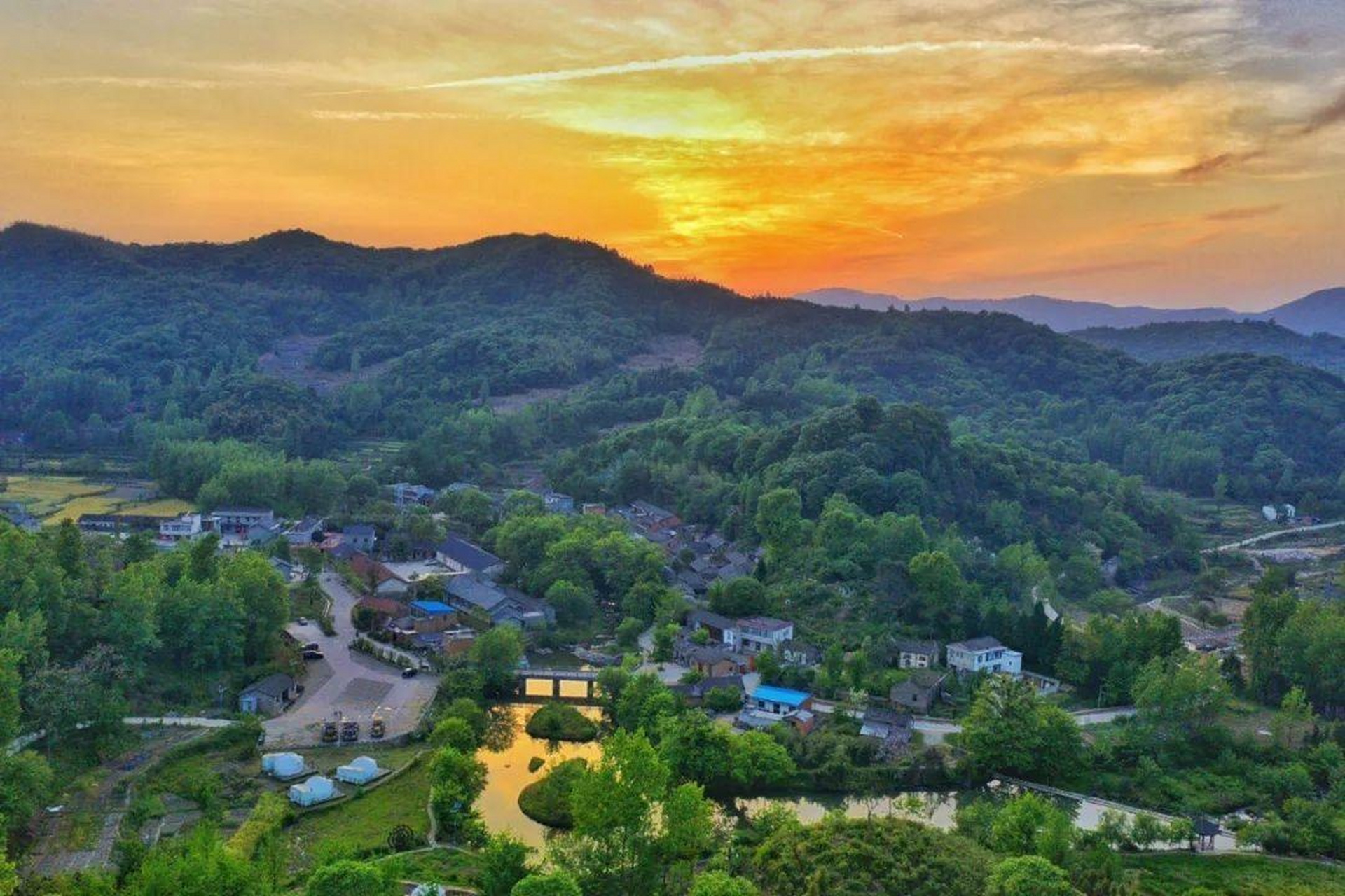 游遍河南都说中# 信阳西河湾村,一个充满诗意和历史韵味的地方,仿佛