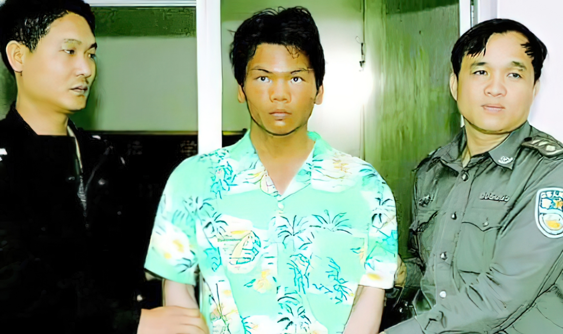 2004年,即将执行死刑的马加爵身穿囚衣,脚踩夹板,心生恐惧.