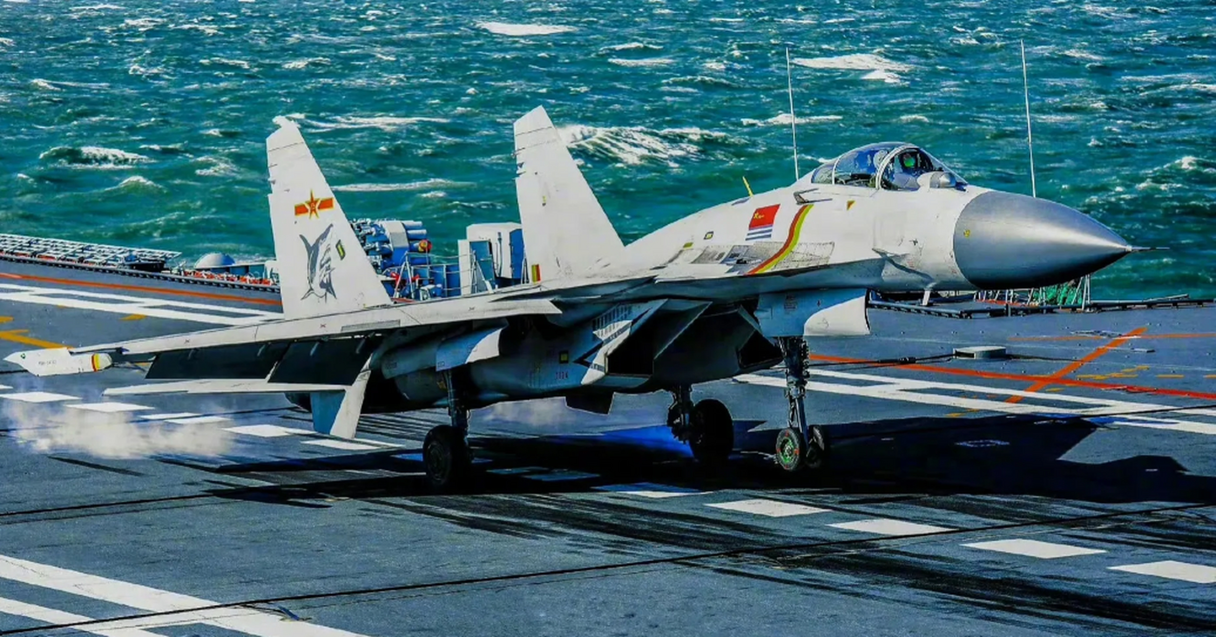 歼15"飞鲨"舰载战斗机首飞14年啦!