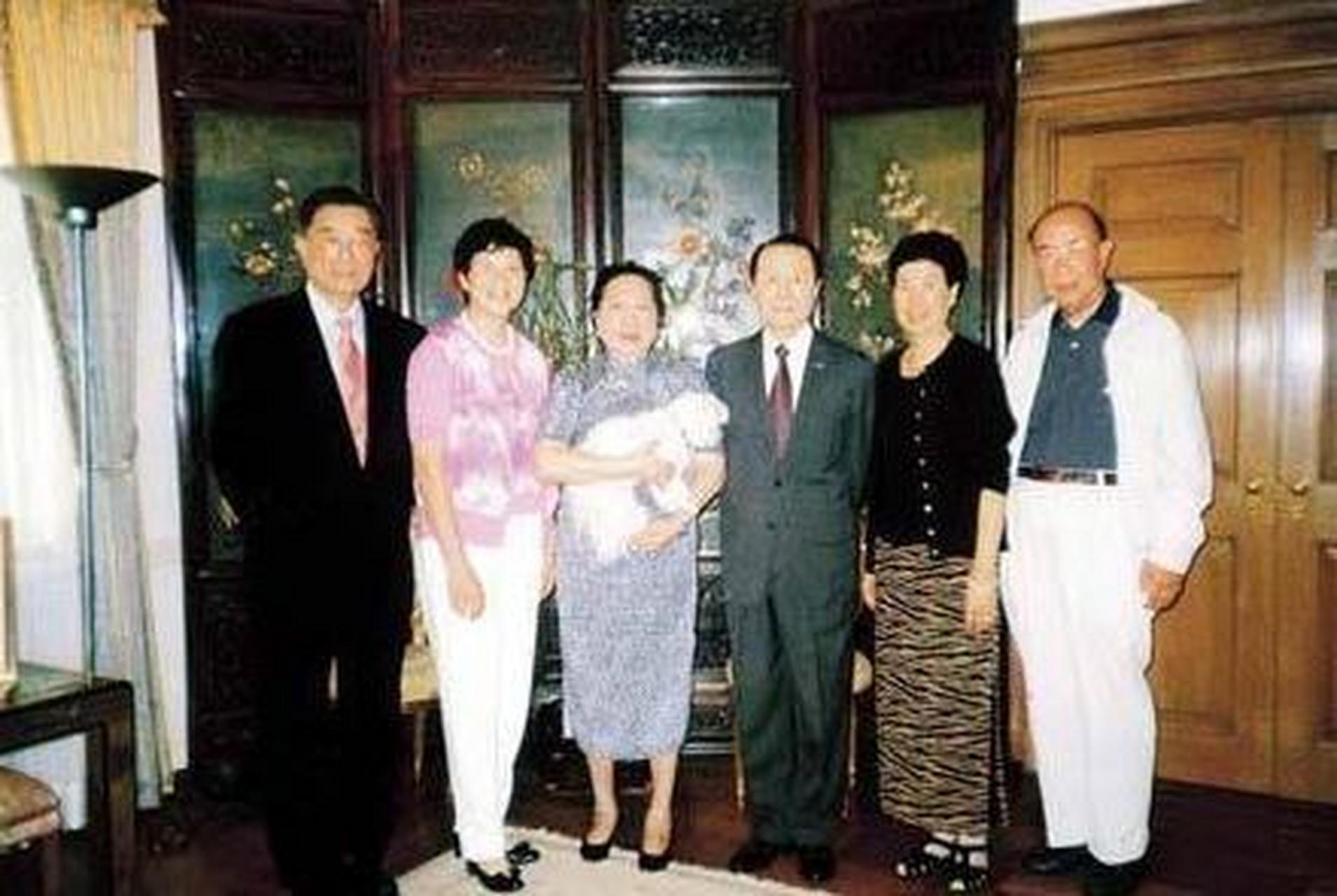 孔祥熙共有子女四人,长子孔令侃,次女孔令俊劣迹昭著,声名狼藉,世人都