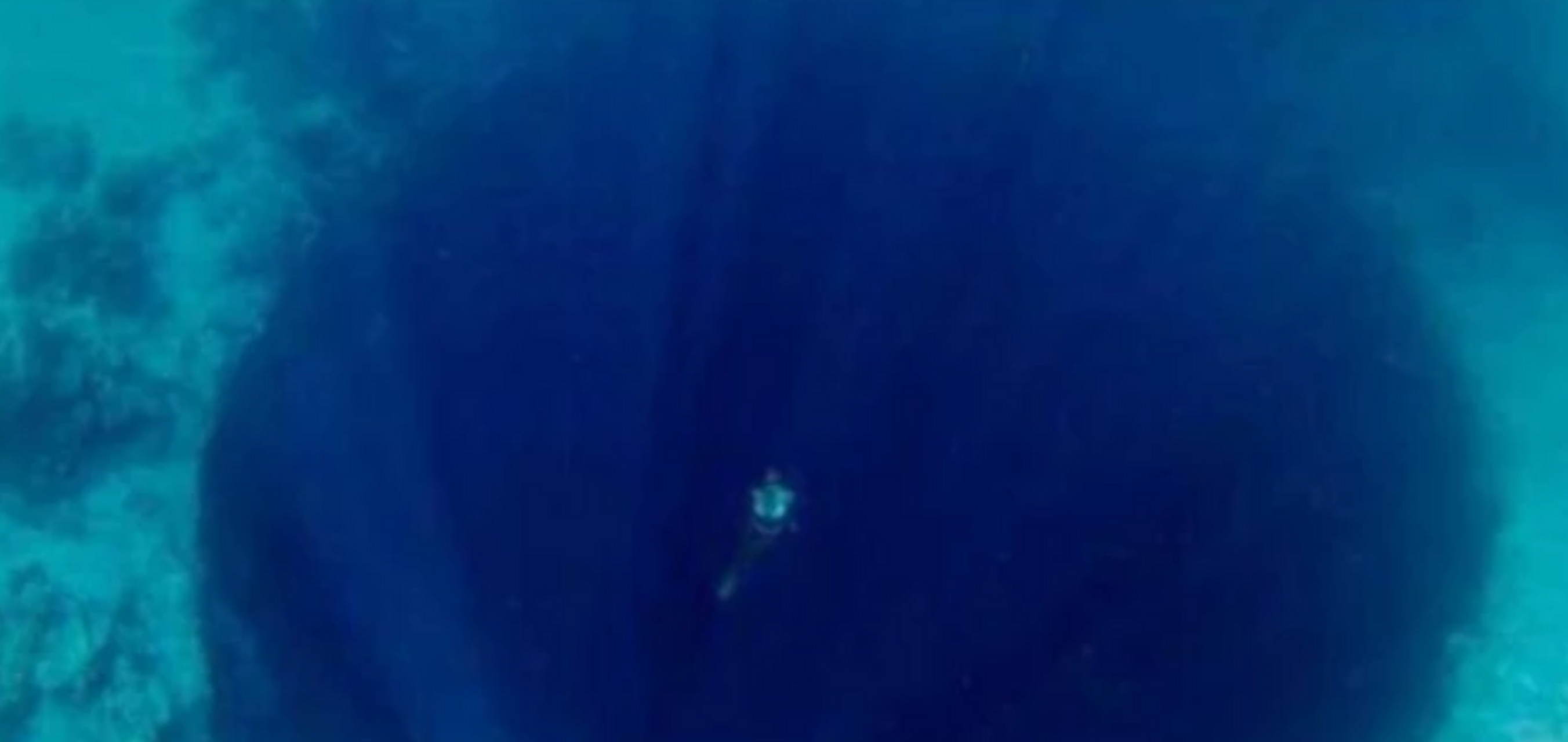 看看"深海恐惧症"测试图,一张比一张吓人首先这张海洋深处的图片,从