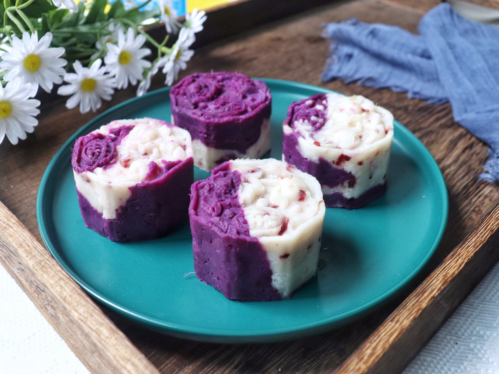 紫薯山药糕 一紫一白,不仅营养加倍,而且颜值突出,让人不得不爱.