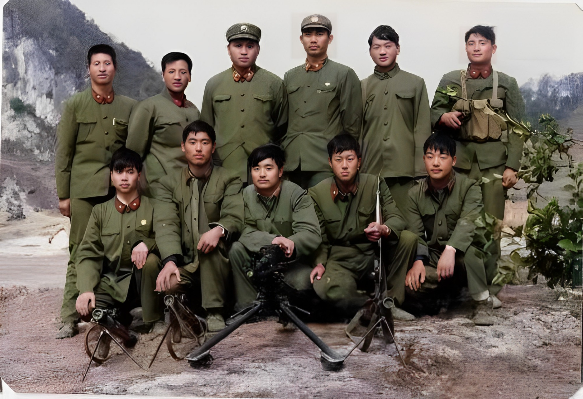 20世纪80年代,第9侦察旅受伤士兵的照片显示,年轻的士兵几乎拄着拐杖