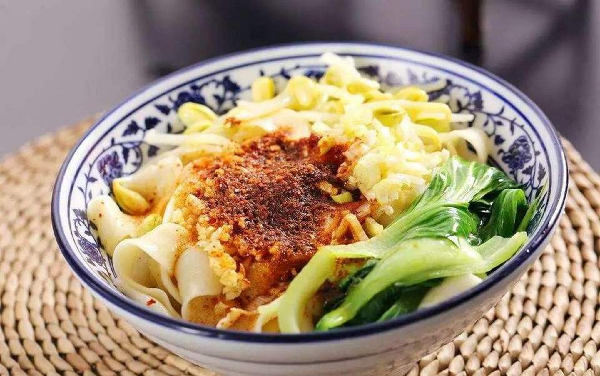 我曾经在中国的陕西地区品尝过一道美食,那是一碗香喷喷的油泼面