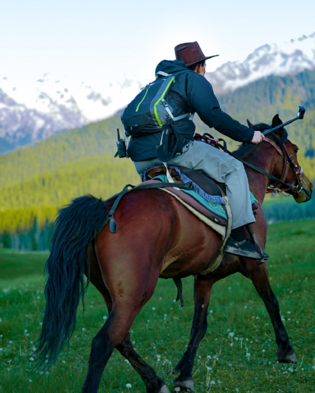 吴磊哥哥骑马的样子好威武呀 #吴磊新疆骑马