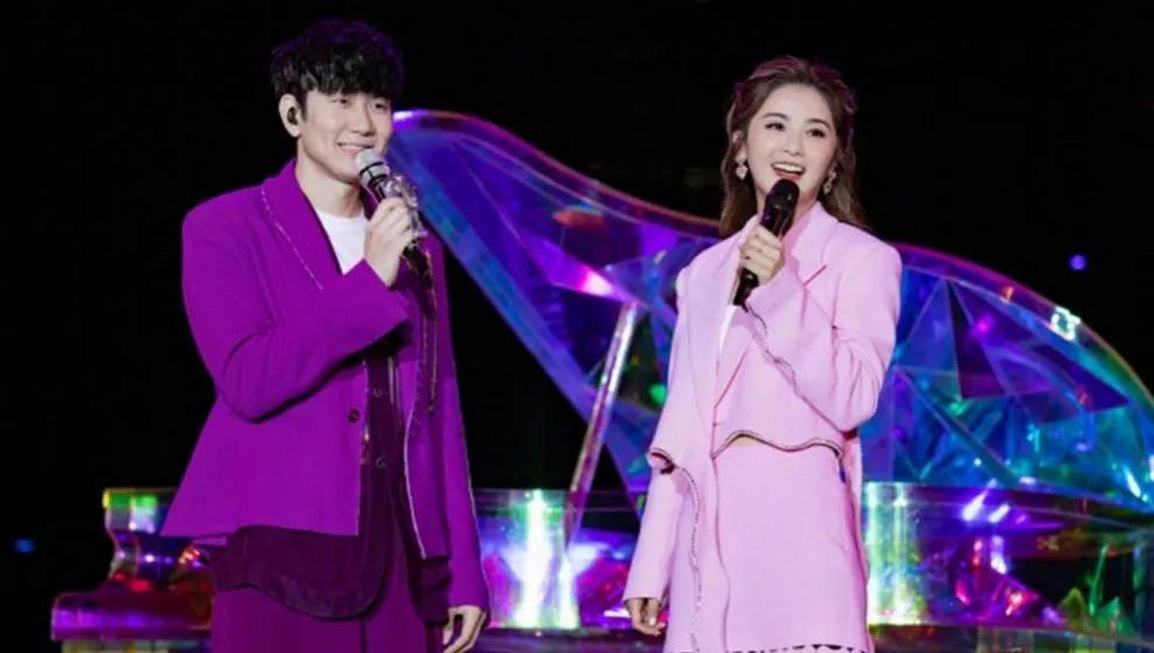 近日蔡卓妍参加林俊杰演唱会嘉宾,两人一开口粉丝泪目了,还是当年的小