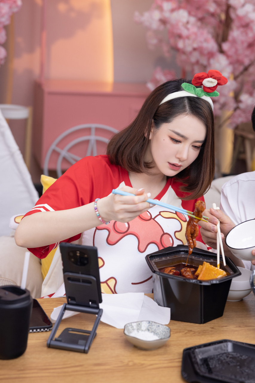 戚薇直播造型,创意满分,造型满分,实力满分的宝藏直播间